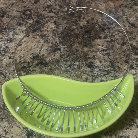 Shiny looking necklace - Picture 2 of 4